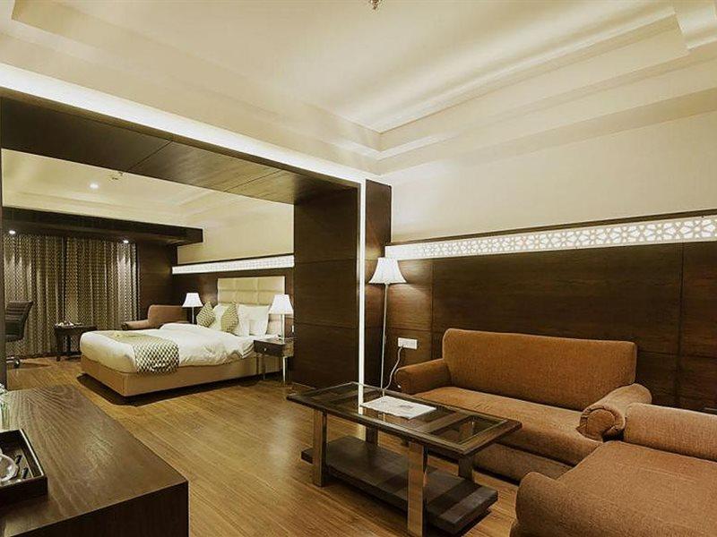 เดอะ ปาล์ม คอร์ต Hotel ลูดิฮานา ภายนอก รูปภาพ