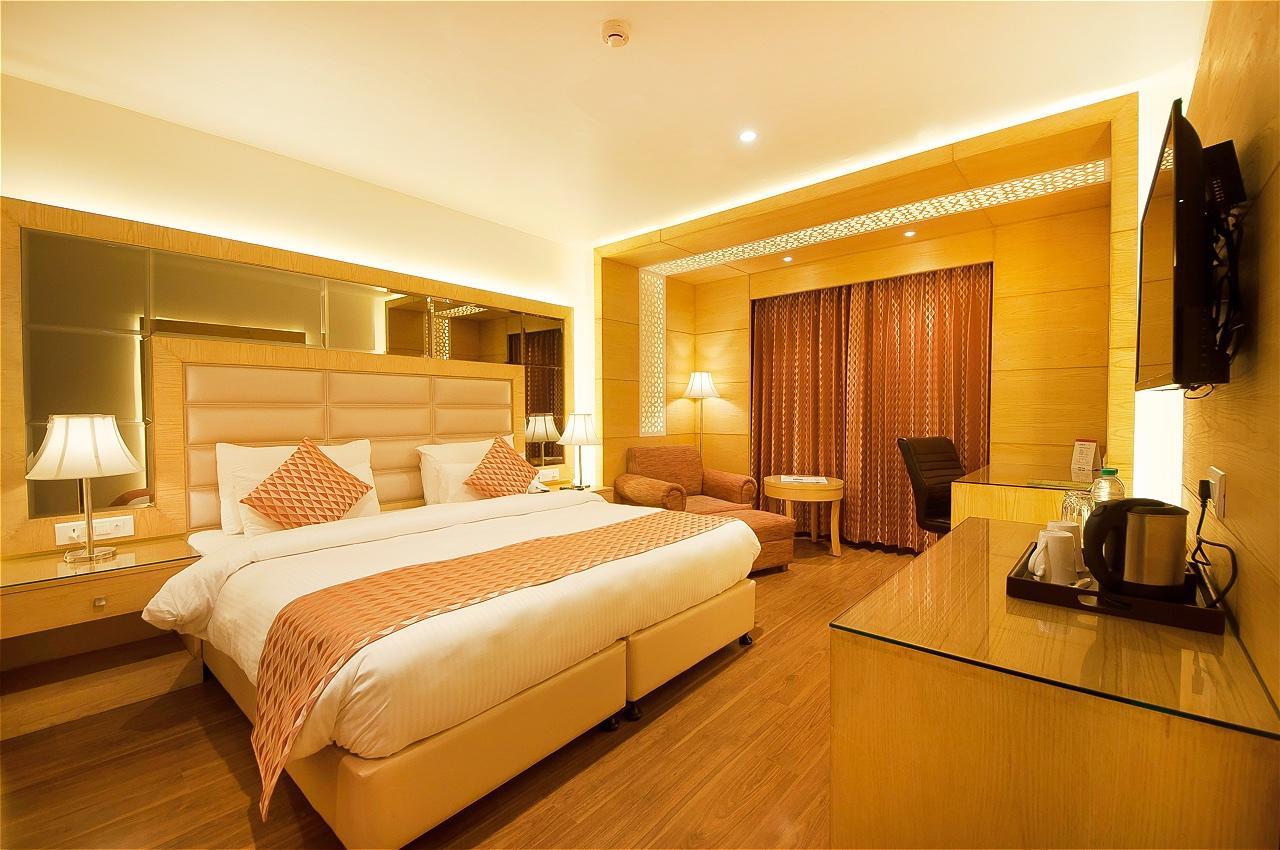 เดอะ ปาล์ม คอร์ต Hotel ลูดิฮานา ภายนอก รูปภาพ