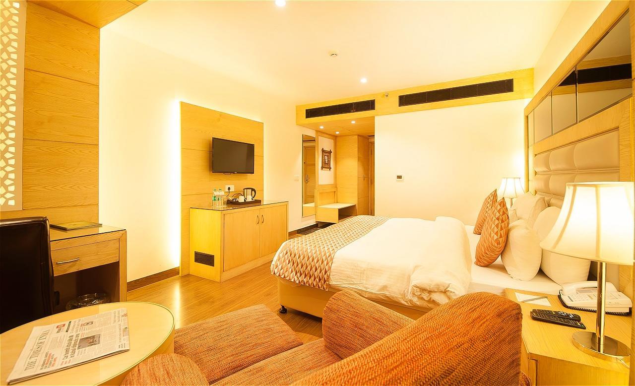 เดอะ ปาล์ม คอร์ต Hotel ลูดิฮานา ภายนอก รูปภาพ