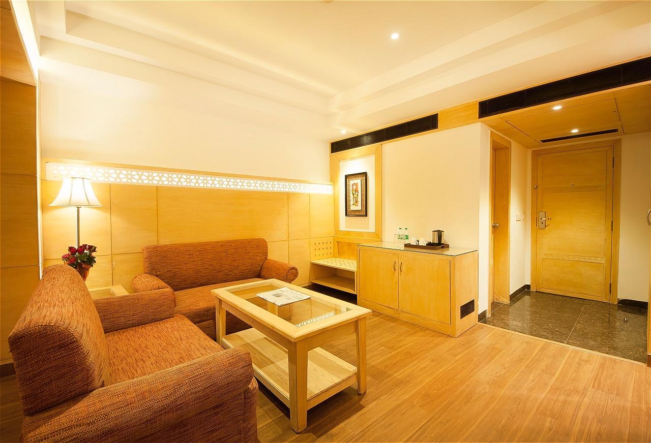 เดอะ ปาล์ม คอร์ต Hotel ลูดิฮานา ภายนอก รูปภาพ