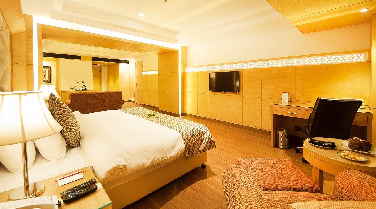 เดอะ ปาล์ม คอร์ต Hotel ลูดิฮานา ภายนอก รูปภาพ